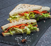 Сэндвич с лососем, салатным листом и сливочным сыром (от 6 штук)