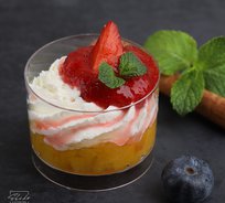 Десерт "Ниагара" с творожным муссом, персиком и пюре из клубники (от 10 штук)