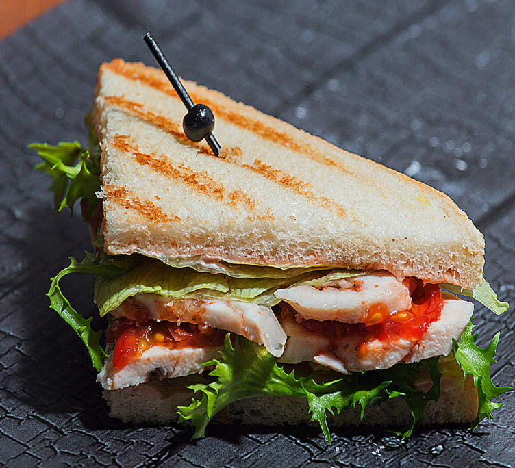 Мини-сэндвич «Цезарь» с куриным филе и свежими овощами 	