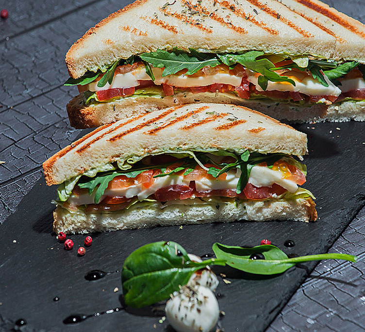 Сэндвич «Капрезе» с сыром Моцарелла и томатами 