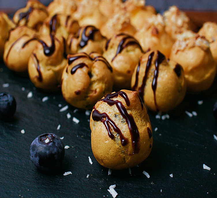 Профитроль с шоколадом 