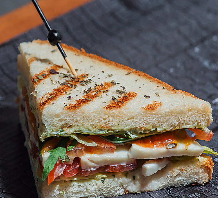 Мини-сэндвич «Капрезе» с сыром «Моцарелла» и спелыми томатами 