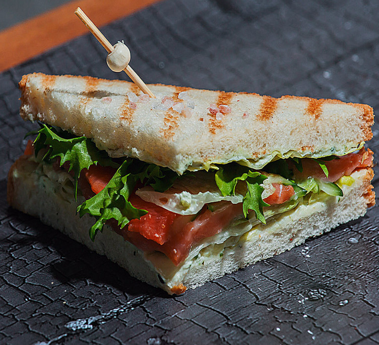 Мини-сэндвич со слабосоленым лососем, салатом и крем сыром 