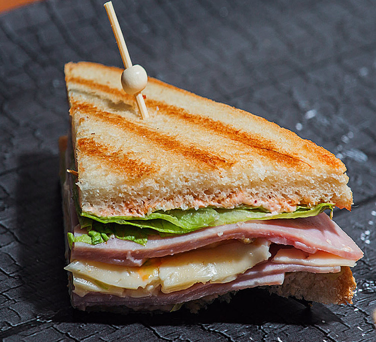 Мини-сэндвич с ветчиной и сыром 