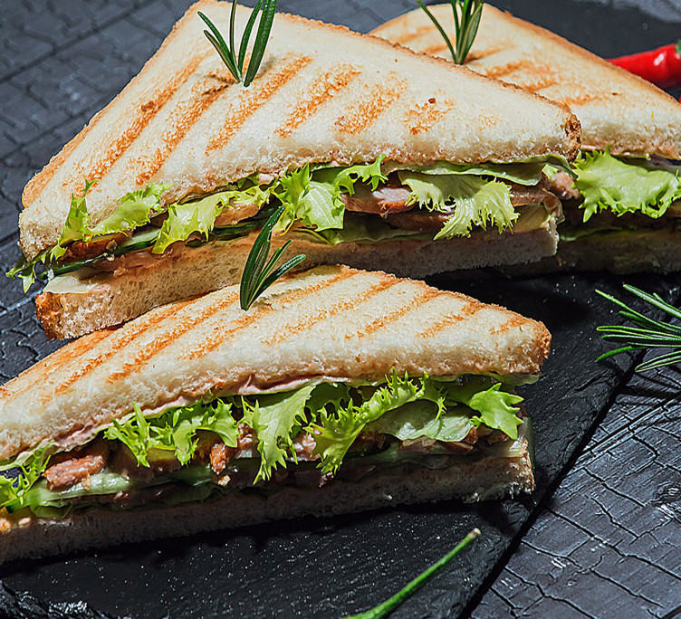 Сэндвич с бужениной и огурчиком 