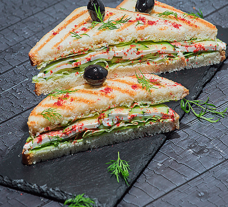 Сэндвич с сыром фета и печеными баклажанами 