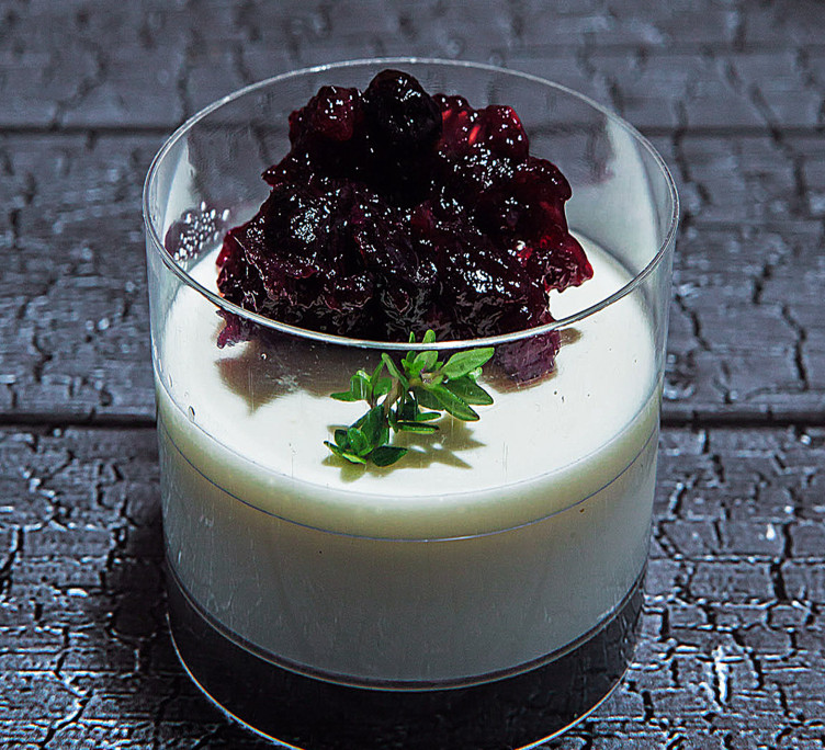 Панакота с ягодным конфитюром  