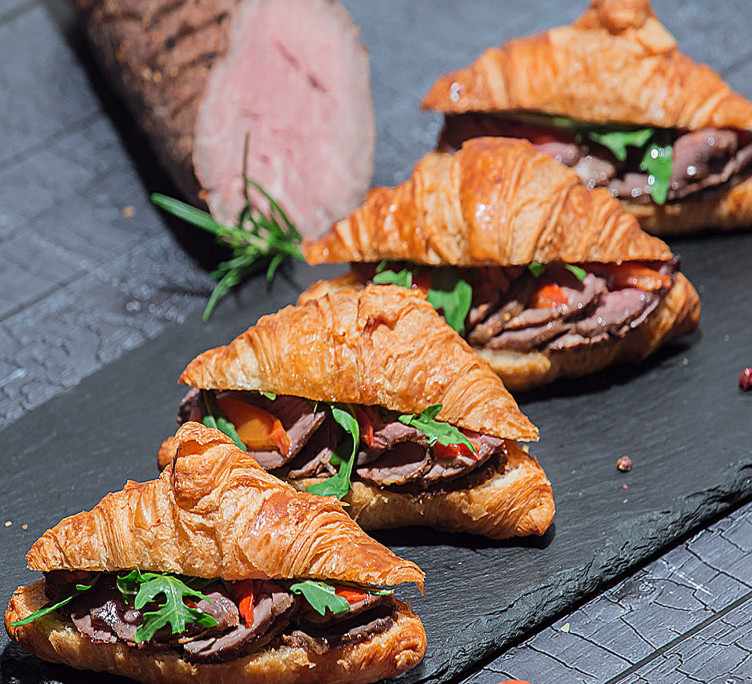 Круассан с ростбифом, рукколой и соусом Вителло-тонато 