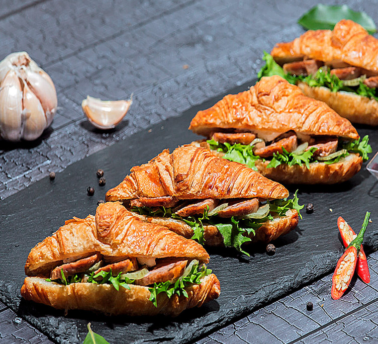 Круассан с пряной бужениной и пикулями 