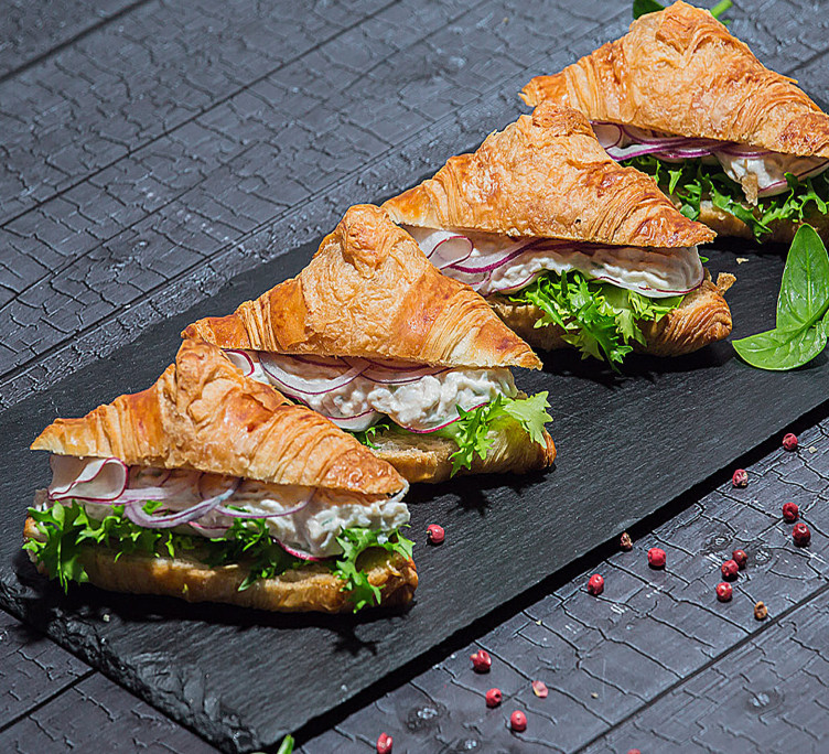 Круассан с салатом из тунца с лепестками редиса 