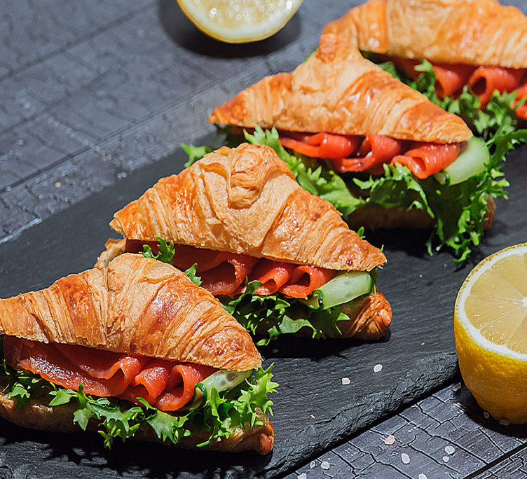 Круассан с лососем, огурцом и крем сыром 