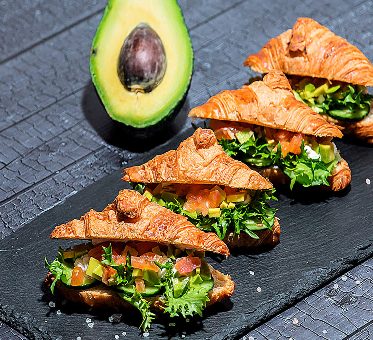 Круассан со свежим огурцом, авокадо и томатами 