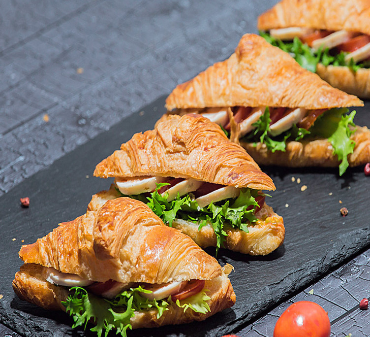 Круассан «Цезарь» с куриным филе и спелыми томатами 