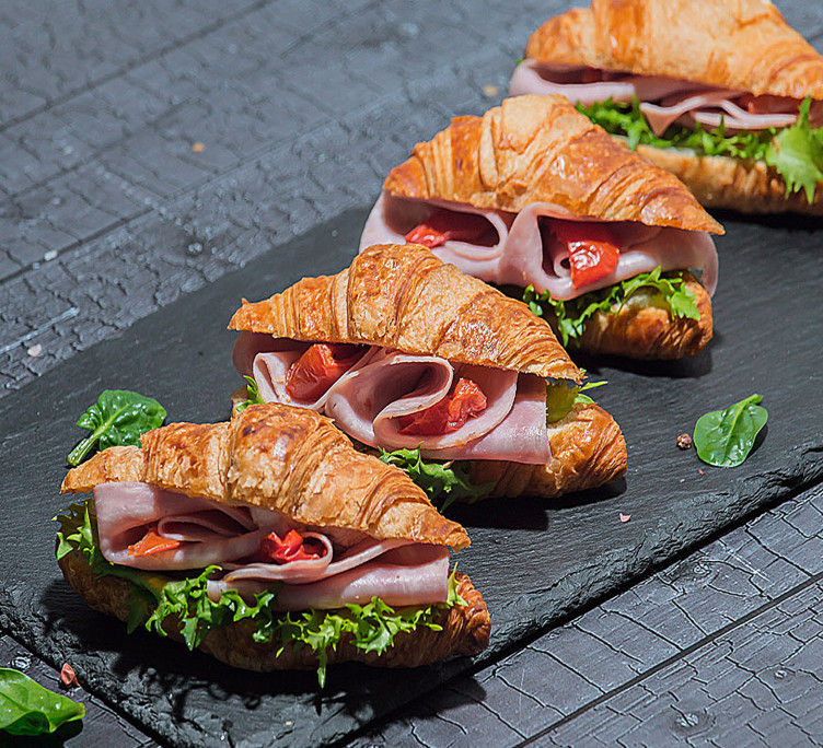 Круассан  с ветчиной, вялеными томатами и крем сыром 