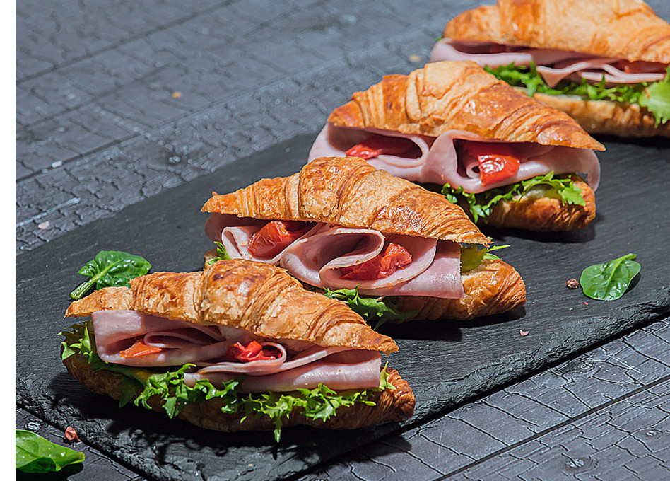 Круассан  с ветчиной, вялеными томатами и крем сыром 