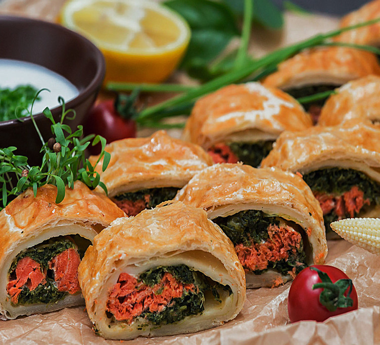 Штрудель с нежным лососем, сыром и шпинатом подается с соусом Бешамель 