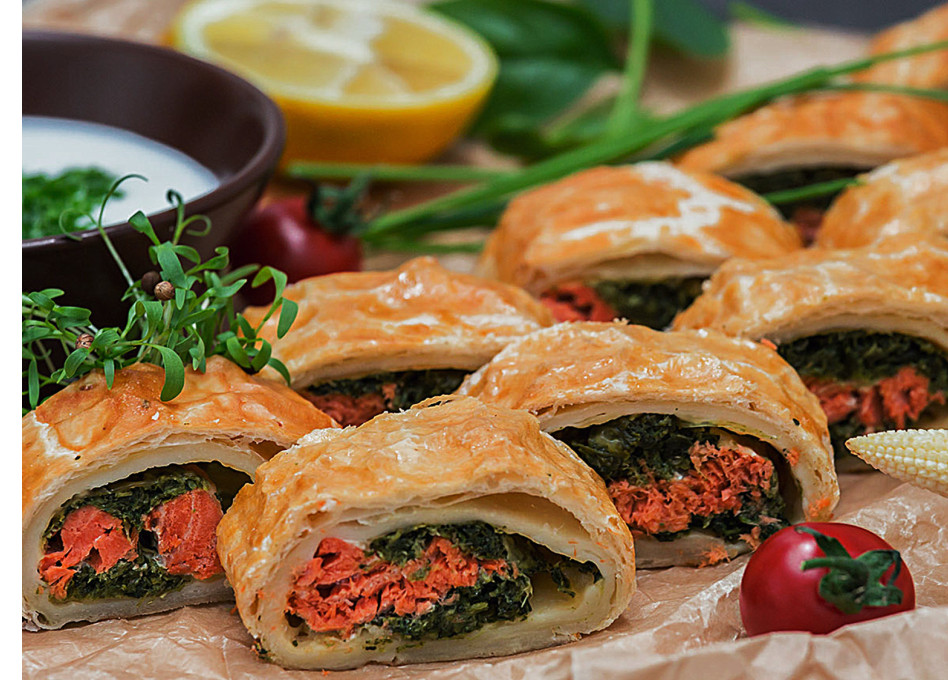 Штрудель с нежным лососем, сыром и шпинатом подается с соусом Бешамель (80 г) 