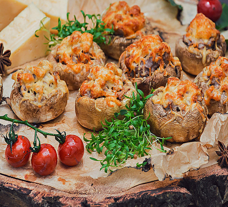 Запеченные шампиньоны с мясом под сырной шапкой 