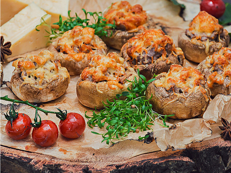 Запеченные шампиньоны с мясом под сырной шапкой 