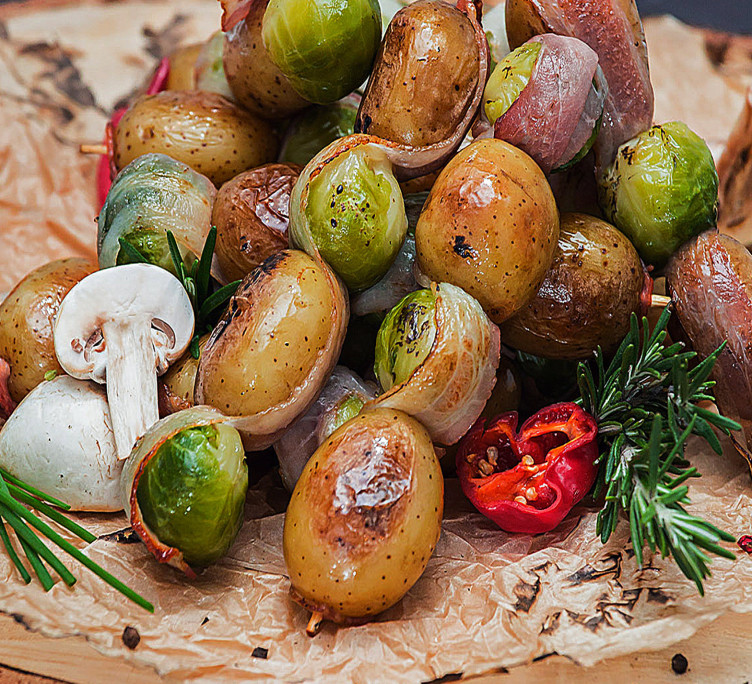 Брошет  с картофелем - беби, брюссельской капустой  и ломтиком бекона 