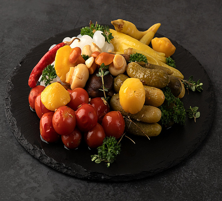 Ассорти из маринованных овощей с грибочками