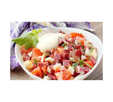 Салат с копчеными колбасками