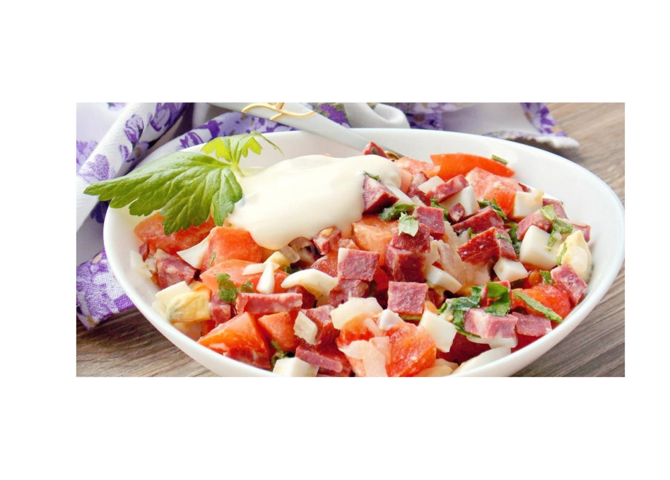 Салат с копчеными колбасками