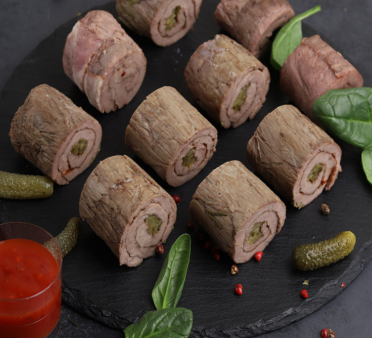 Рулетики по-лионски из свиной вырезки с маринованным огурчиком 