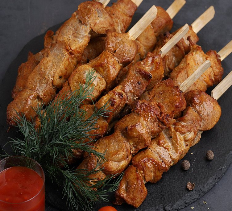 Шашлычок из свинины с томатным соусом 