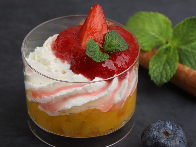 Десерт "Ниагара" с творожным муссом, персиком и пюре из клубники 	