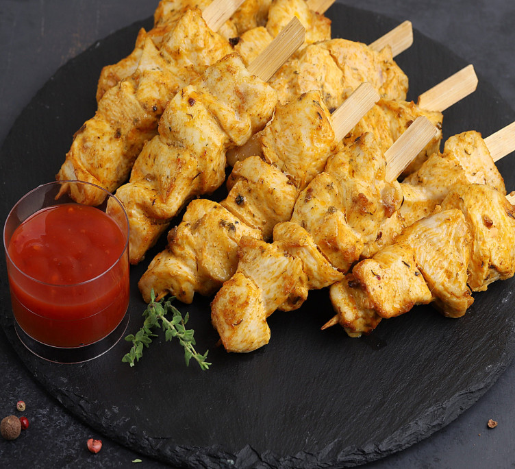 Мини-шашлычок из курицы Карри с томатным соусом 