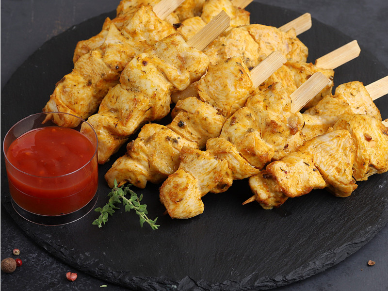Мини-шашлычок из курицы Карри с томатным соусом 