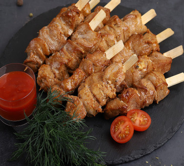 Мини-шашлычок из свинины с томатным соусом 