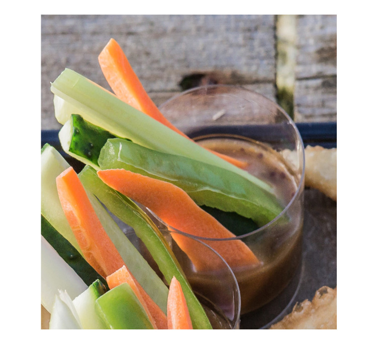 Овощи крудите с медово-горчичным соусом 