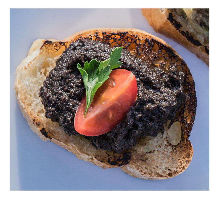 Брускетта с тапенадой 