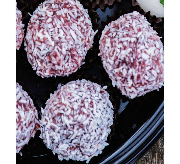 Конфета из вяленой вишни с кокосовой стружкой 