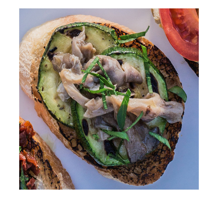 Брускетта с цукини и вешенками 