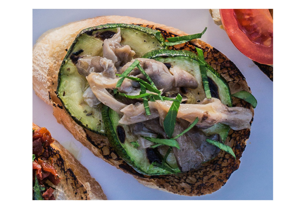 Брускетта с цукини и вешенками (30 г)
