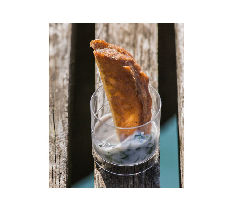 Пакоры из картофеля с соусом из веганского йогурта с мятой 