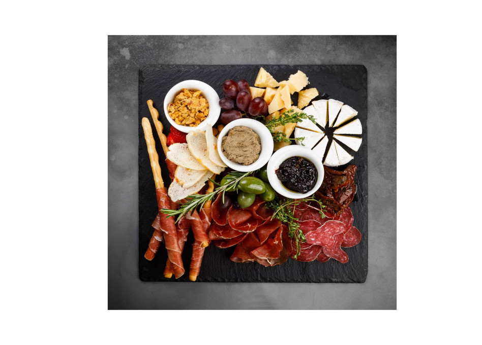 Антипасто с паштетом, хумусом и луковым вареньем