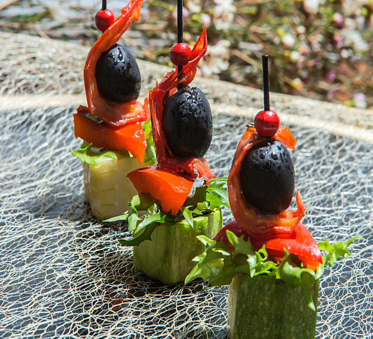 Мини-брошет из цукини с вялеными томатами и маслиной 