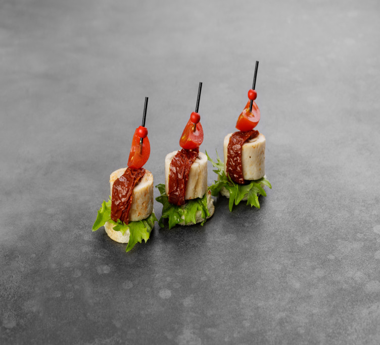 Куриный рулет с вялеными томатами на тосте 