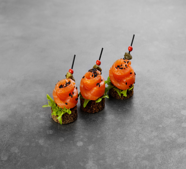 Канапе «Роза» со слабосоленой семгой на бородинском тосте 