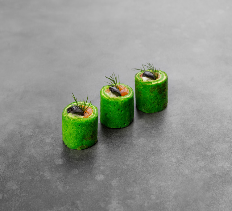 Ролл из шпината с лососем и сыром Филадельфия 