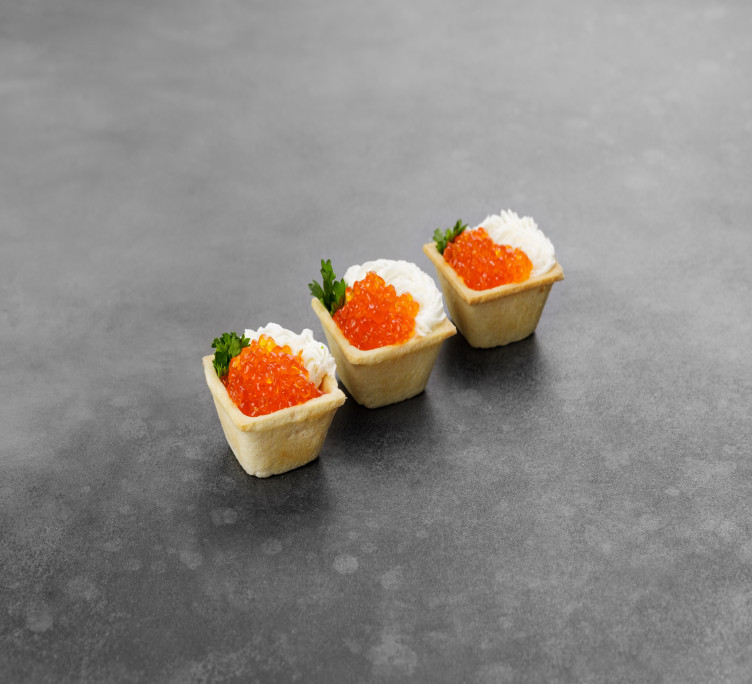 Тарталетка с кетовой икрой и сливочным сыром 