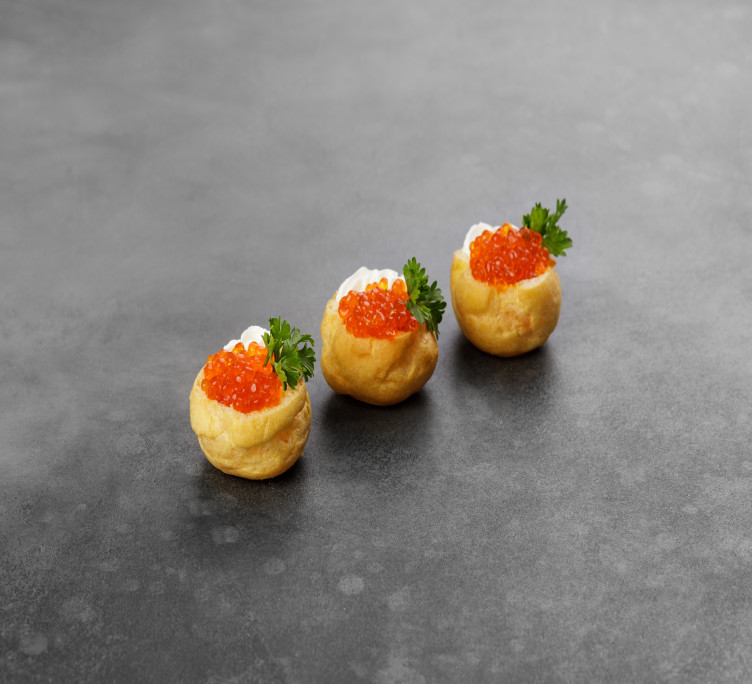 Профитроль с икрой и сливочным сыром 