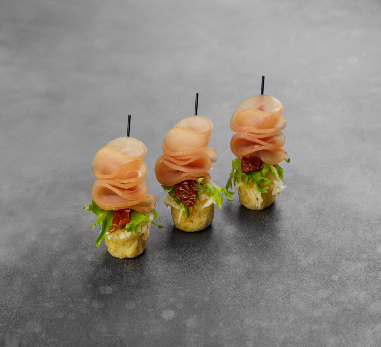 Карпаччо из индейки с вялеными томатами на кукурузной булочке 