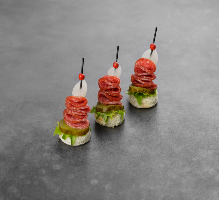 Канапе с салями и жемчужным лучком 
