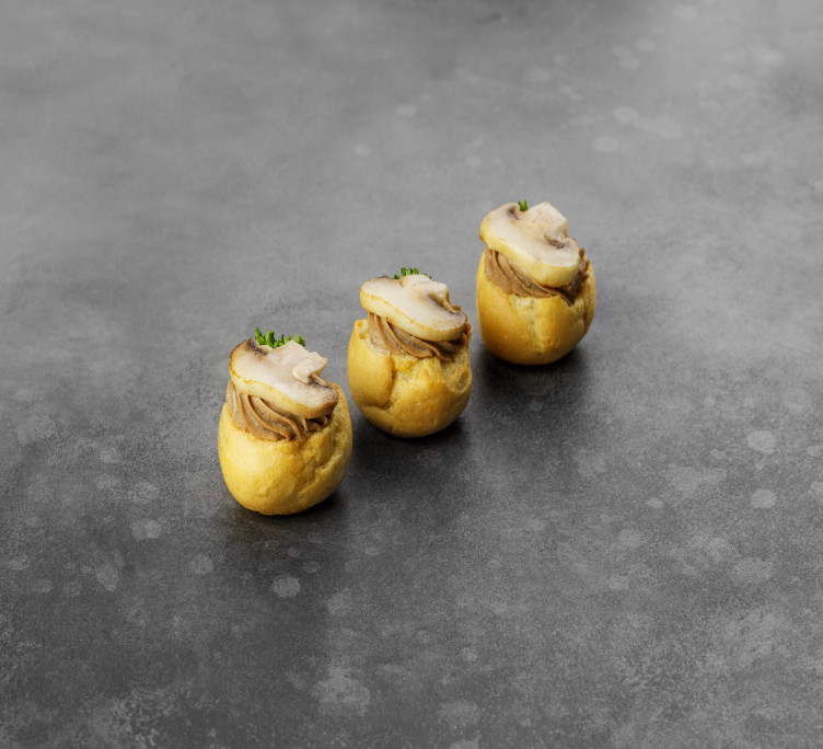 Паштет из печени птицы с жареными грибами в профитроле 