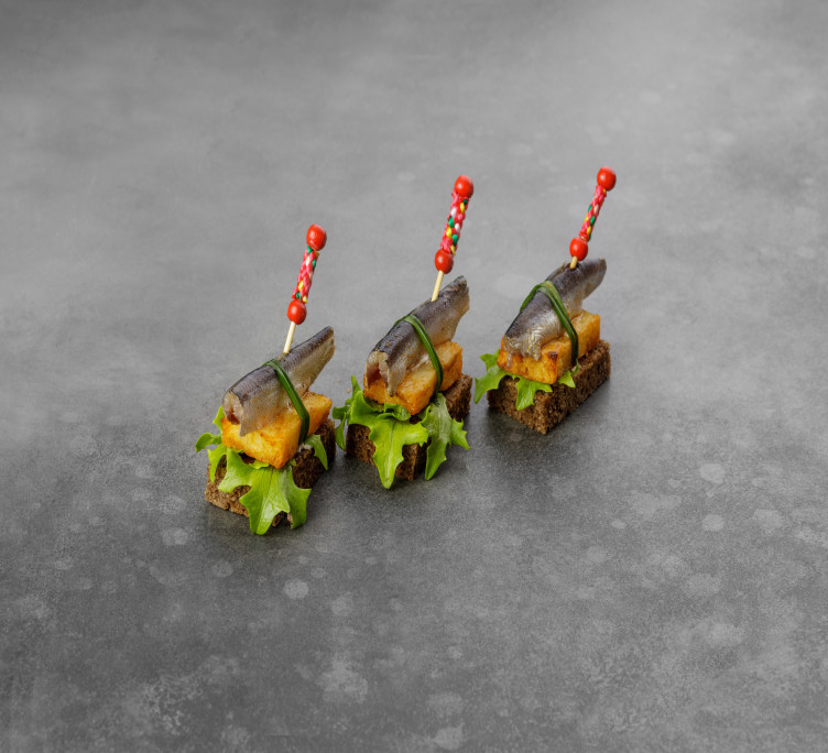 Черноморская килька с зеленым маслом на темном тосте с печеным картофелем 